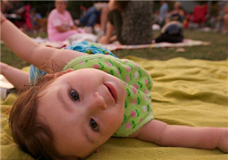 寶寶翻身有什么前兆 如何引導(dǎo)寶寶翻身