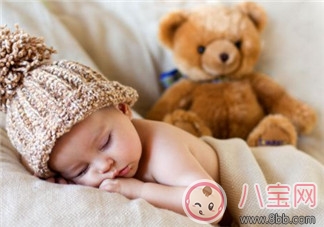 新生兒晚上到底可不可以開燈睡覺？如何引導(dǎo)寶寶關(guān)燈睡覺