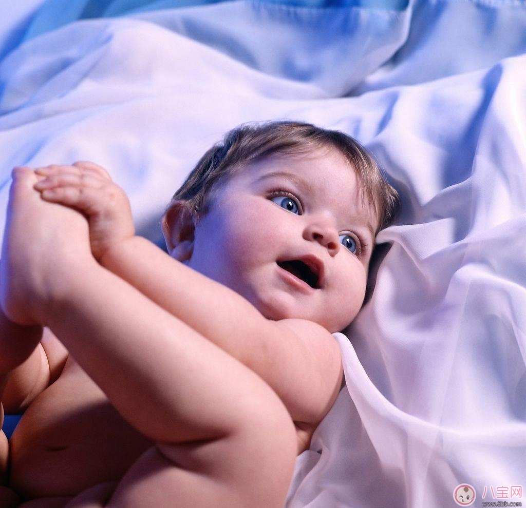 新生兒晚上到底可不可以開燈睡覺？如何引導(dǎo)寶寶關(guān)燈睡覺