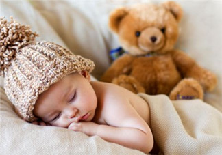 新生兒晚上到底可不可以開(kāi)燈睡覺(jué)？如何引導(dǎo)寶寶關(guān)燈睡覺(jué)