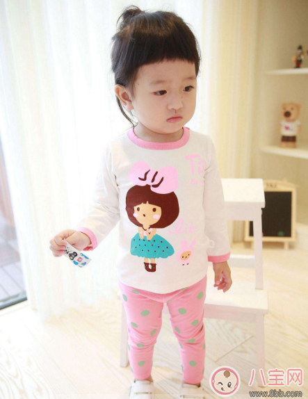 天一冷就給寶寶添衣 捂出病來我可不管