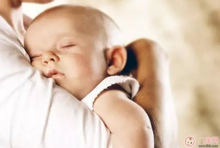媽媽摟著寶寶睡好嗎 摟著寶寶睡覺(jué)有哪些影響