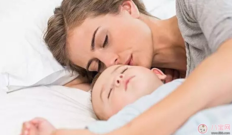媽媽摟著寶寶睡好嗎 摟著寶寶睡覺(jué)有哪些影響