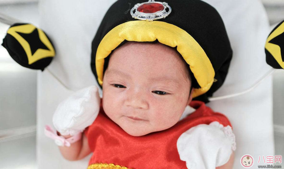 寶寶剛出生時(shí)其實(shí)是近視 如何在后期培養(yǎng)孩子視力