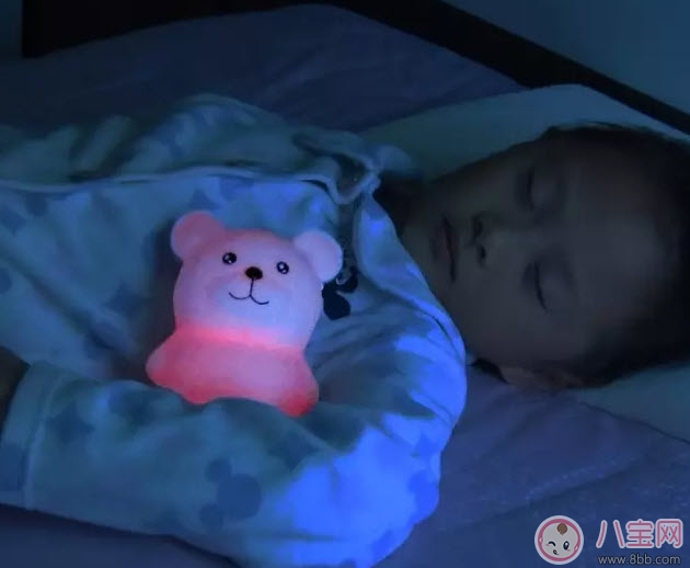 新生兒睡覺能開夜燈嗎 新生兒睡覺開夜燈好嗎