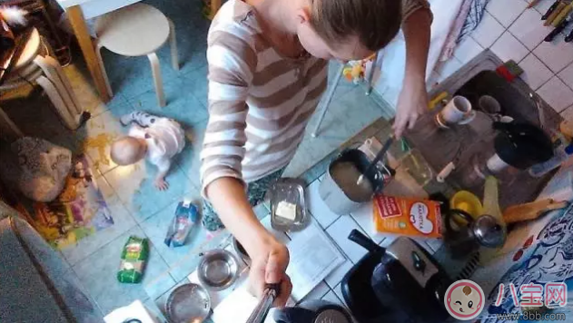帶娃做家務(wù)兩不耽誤 孩子黏自己做家務(wù)方法