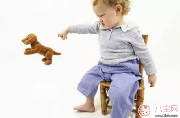 寶寶喜歡扔?xùn)|西是脾氣不好嗎 2歲半寶寶喜歡扔?xùn)|西怎么辦