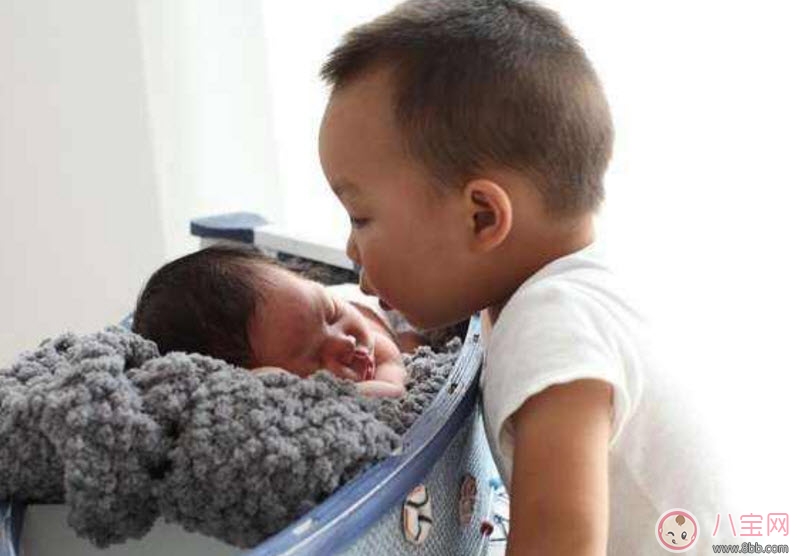 二胎媽媽怎么帶好兩個孩子 二孩媽媽怎么照顧兩個孩子生活學習