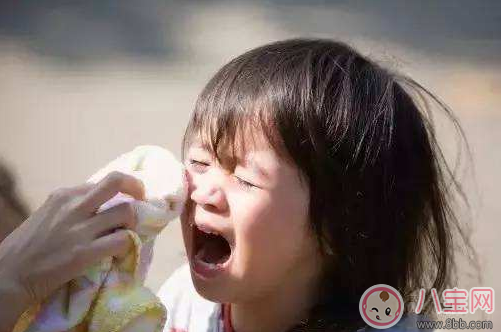 孩子在公眾場合大吼大叫 這個方法悄悄化解 孩子在公眾場合大吼大叫 這個方法悄悄化解