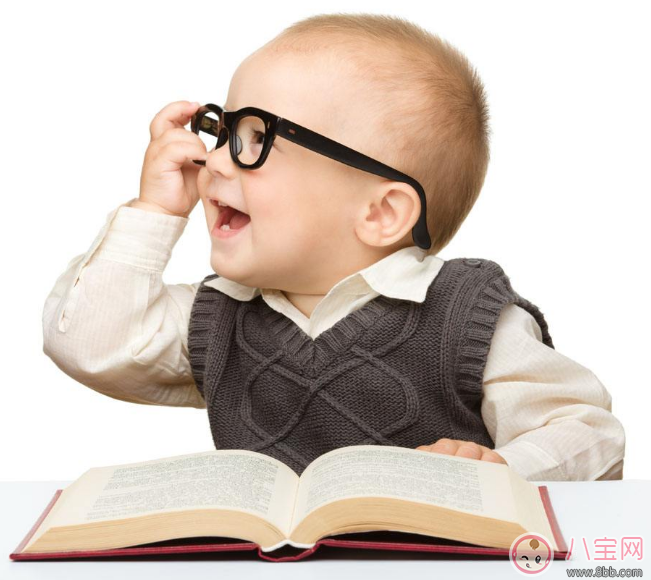 寶寶愛看書興趣濃濃 那就教他翻書吧