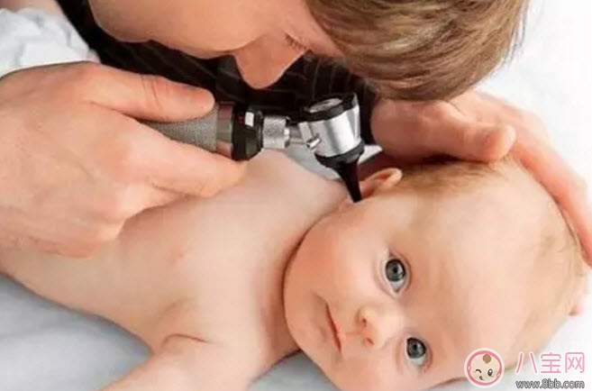 寶寶喜歡摸自己耳朵是怎么回事 四個月寶寶經(jīng)常用手抓耳什么原因 寶寶喜歡摸自己耳朵是怎么回事 四個月寶寶經(jīng)常用手抓耳什么原因