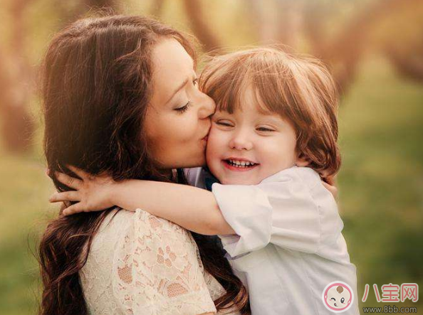 孩子要抱抱置之不理 多抱抱孩子有益孩子成長(zhǎng)發(fā)育