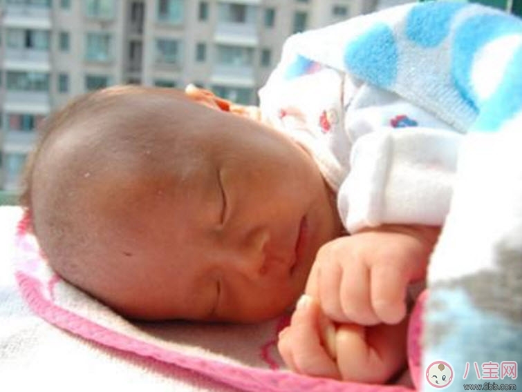 曬太陽能幫助孩子退黃疸嗎 新生兒曬太陽退注黃疸意事項。