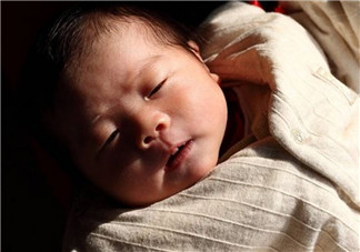 曬太陽(yáng)能幫助孩子退黃疸嗎 新生兒曬太陽(yáng)退注黃疸意事項(xiàng)。