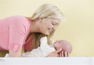 喂奶漲奶有硬塊難受不已 試試這個(gè)方法吧