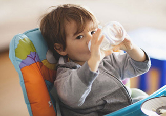 寶寶什么時(shí)候戒奶瓶比較好 寶寶戒奶瓶攻略