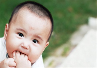 忽閃忽閃的的眼睛不停的眨 可能寶寶在向你暗示眼睛很難受