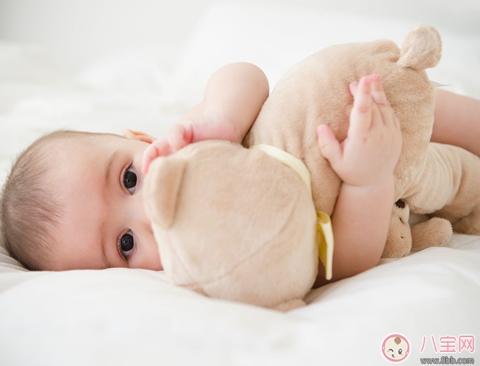 寶寶睡覺時間比較長需要叫醒他嗎 新生兒睡眠時間長叫醒好不好 寶寶睡覺時間比較長需要叫醒他嗎 新生兒睡眠時間長叫醒好不好