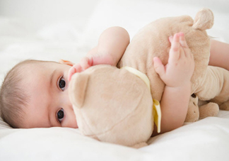 寶寶睡覺(jué)時(shí)間比較長(zhǎng)需要叫醒他嗎 新生兒睡眠時(shí)間長(zhǎng)叫醒好不好