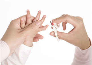 給寶寶剪指甲如何避免錯(cuò)誤 如何正確的給寶寶剪指甲