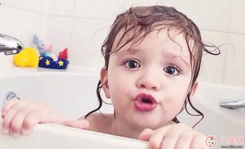 怎么給新生兒洗臉最好 新生兒正確的洗臉?lè)椒? alt=