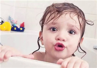 怎么給新生兒洗臉最好 新生兒正確的洗臉?lè)椒? data-6qer=