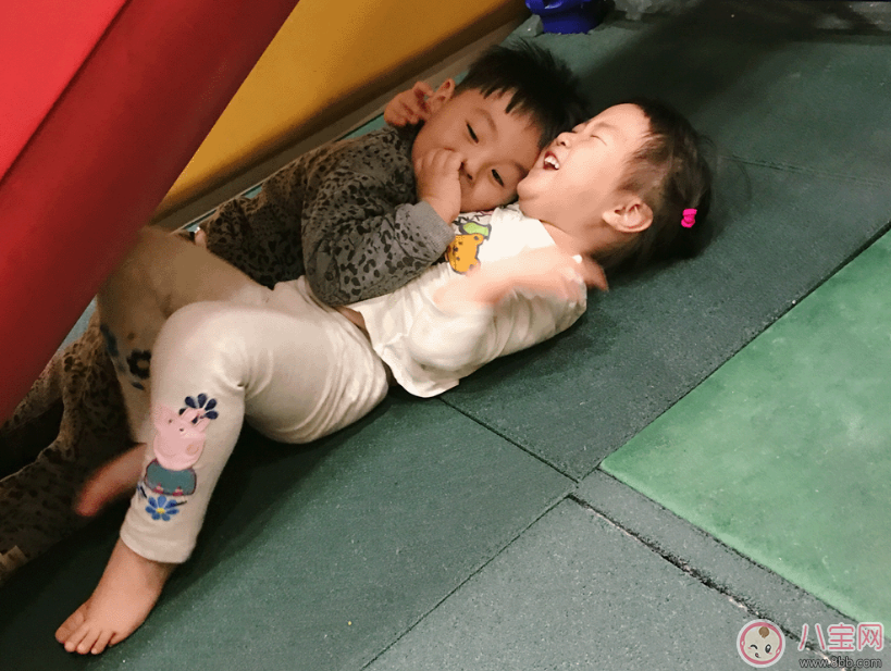 兩個孩子打架怎么做才正確 放手有時候比沖上去勸更好