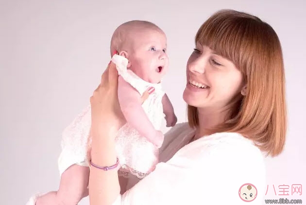 新生兒一天最多抱多久 三個月之內(nèi)的寶寶每天抱多久合適 新生兒一天最多抱多久 三個月之內(nèi)的寶寶每天抱多久合適