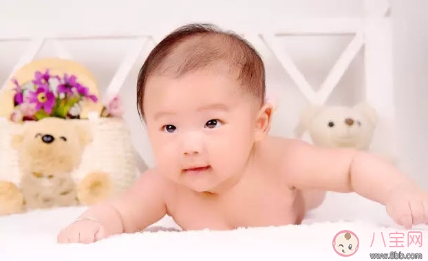 新生兒一天最多抱多久 三個月之內(nèi)的寶寶每天抱多久合適 新生兒一天最多抱多久 三個月之內(nèi)的寶寶每天抱多久合適