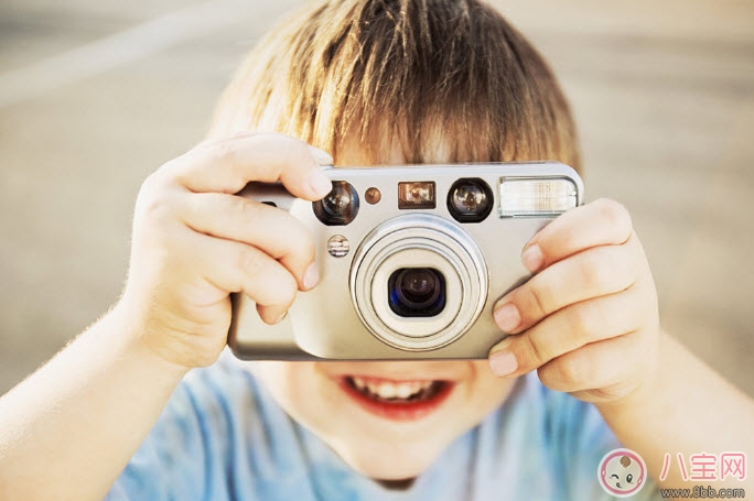 寶寶喜歡亂撕紙巾是怎么回事 寶寶亂拍桌子亂撕紙巾原來(lái)是在變聰明