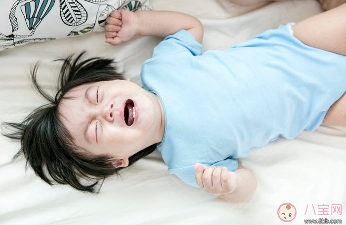 寶寶喜歡亂撕紙巾是怎么回事 寶寶亂拍桌子亂撕紙巾原來(lái)是在變聰明