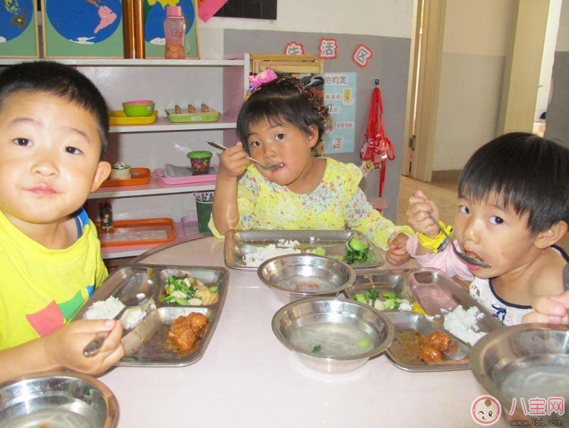 想知道孩子在幼兒園過的好不好 這么做才是對他好
