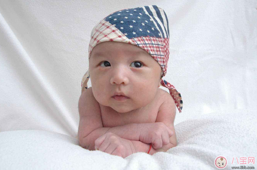 孩子不會抬頭怎么辦 正確訓練孩子抬頭的方法