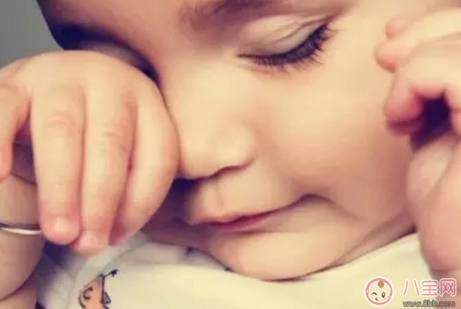 寶寶突然頻繁眨眼睛是怎么回事 寶寶最近頻繁用力眨眼睛是什么原因