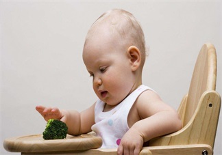 你還在給孩子喂飯嗎 其實你的喂飯行為會讓孩子變丑