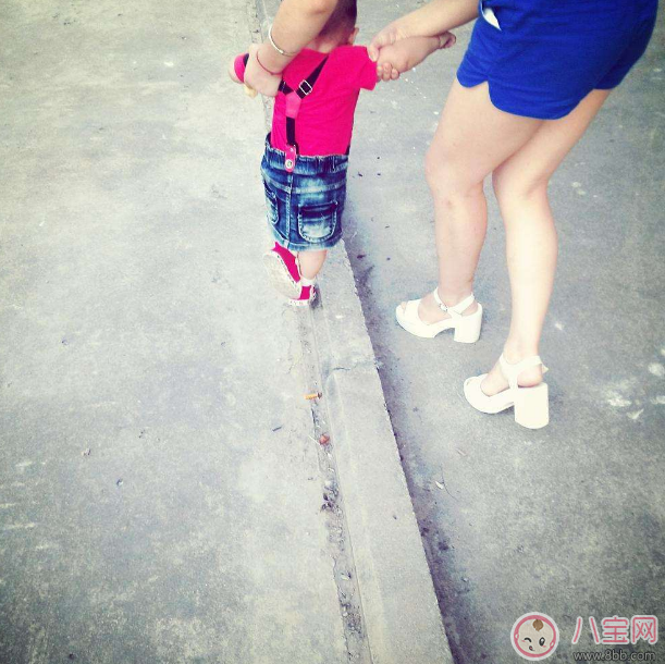 孩子過(guò)早走路危害大 什么時(shí)候教孩子走路好