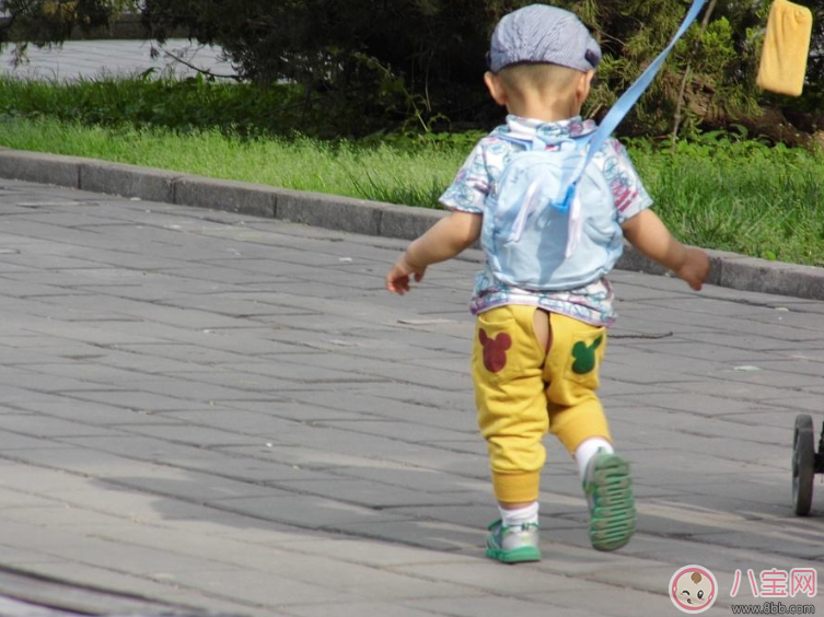 孩子過(guò)早走路危害大 什么時(shí)候教孩子走路好