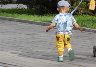 孩子過早走路危害大 什么時(shí)候教孩子走路好