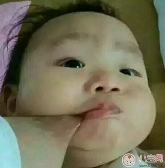 喂奶時總是被咬乳頭 這個反應(yīng)讓孩子咬得更兇