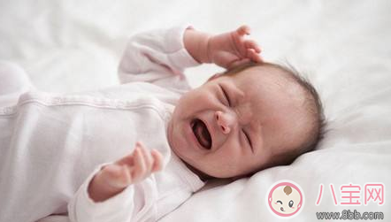 突然寶寶驚了一下 寶寶突然抽搐處理方法