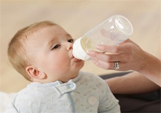 給孩子沖奶用冷水 這一定不是親媽