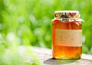 孩子不到一周歲別給他喝蜂蜜 別因?yàn)槔戏椒ň椭潞⒆咏】涤诓活? data-csQO=