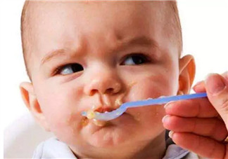 寶寶吃飯含在嘴里不咽是怎么回事 寶寶喜歡含飯不吞飯?jiān)趺崔k