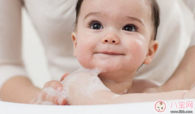 寶寶洗澡愛哭鬧的三個原因