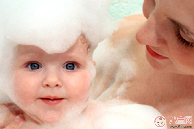 寶寶洗澡愛哭鬧的三個原因