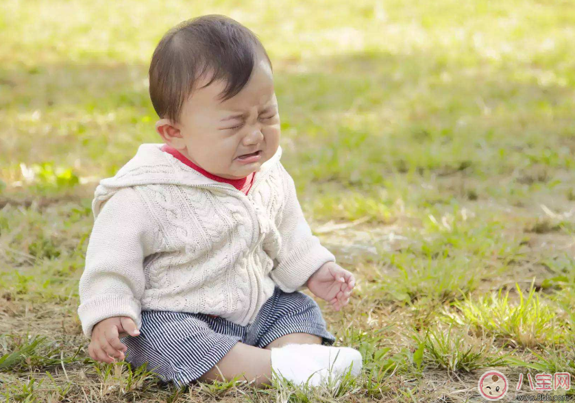 摔倒的孩子扶不扶 這么做比你馬上抱起來有效得多 摔倒的孩子扶不扶 這么做比你馬上抱起來有效得多