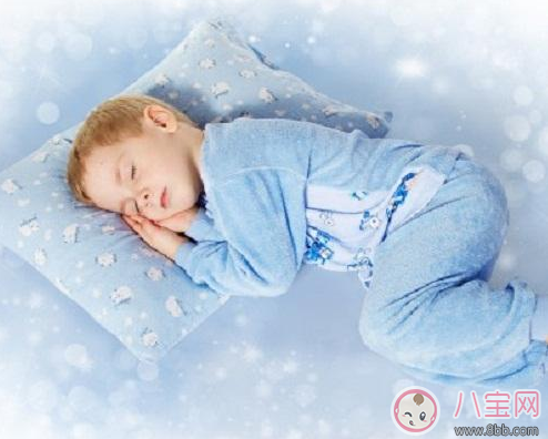 孩子床頭放這些東西影響大 床頭東西別亂放