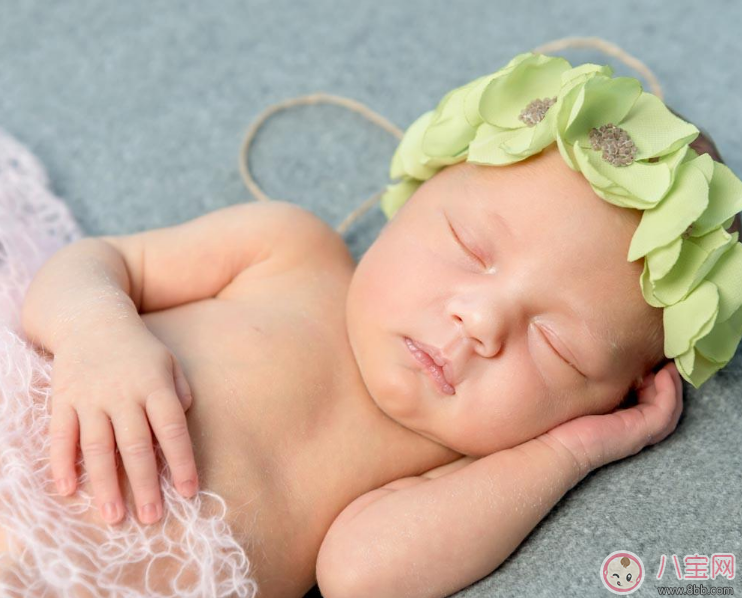 孩子睡覺千萬不要跟著老人睡 孩子睡覺這么做才是最好