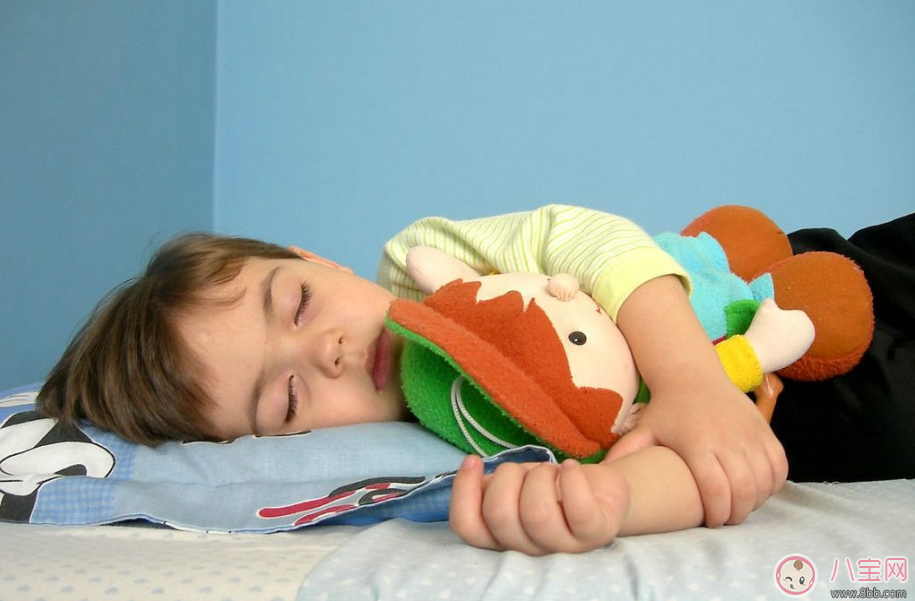 孩子睡覺千萬不要跟著老人睡 孩子睡覺這么做才是最好