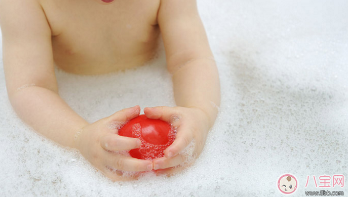 給寶寶洗澡有什么講究 這五個錯誤要避免
